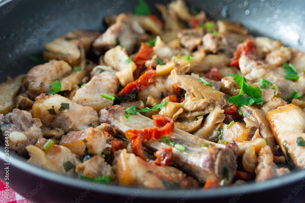 Stufato di carne suina e funghi Stufato di carne suina e funghi