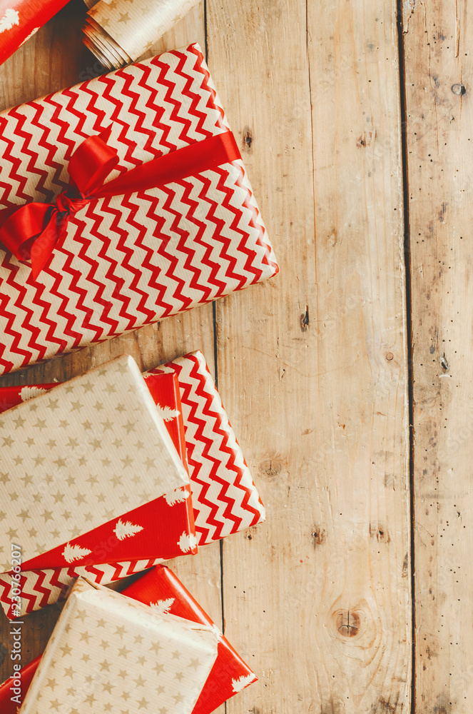 Obraz premium Beautiful Christmas gifts on wooden table