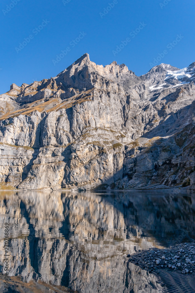 Wandern im Berner Oberland mit Blick auf die Schweizer Alpen und einen Bergsee – Oeschinensee, Kanton Bern, Schweiz