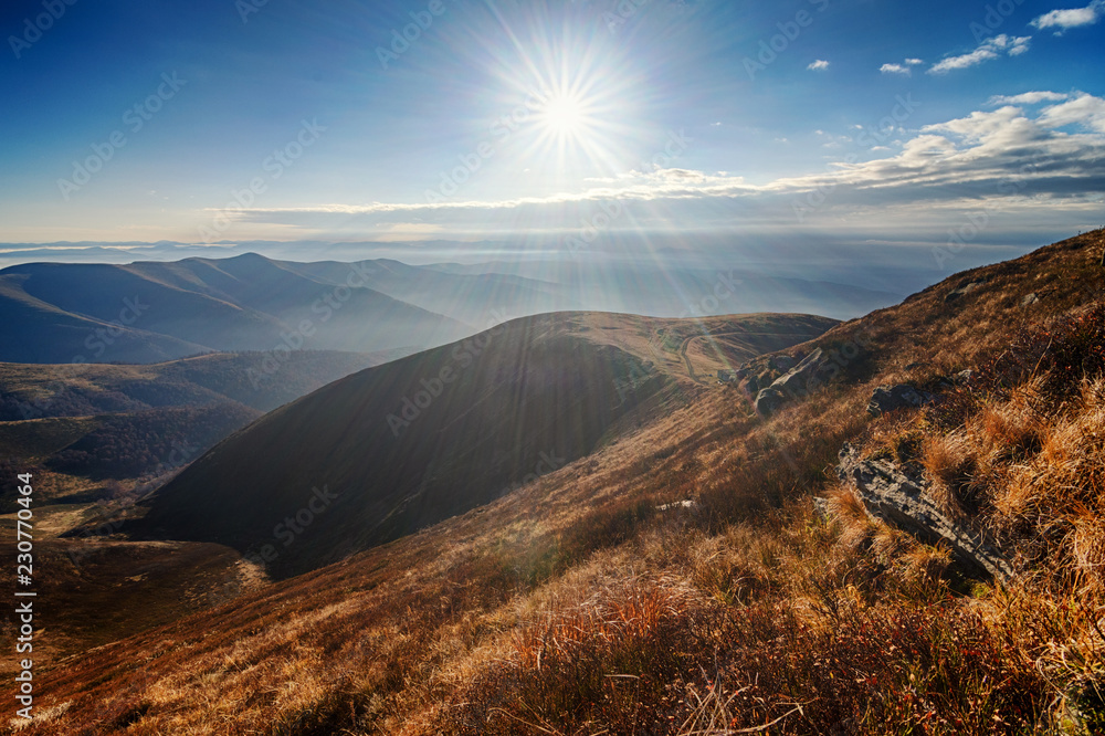 Obraz premium Vibrant sunrise high in the mountains