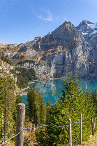 Wandern im Berner Oberland mit Blick auf die Schweizer Alpen und einen Bergsee – Oeschinensee, Kanton Bern, Schweiz