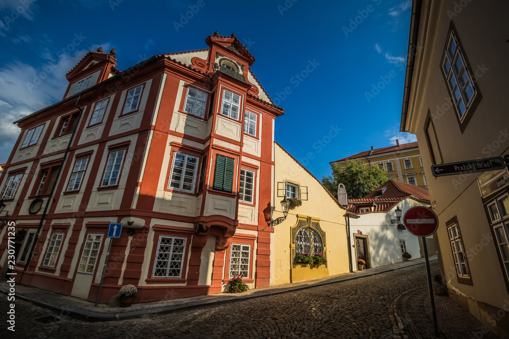 Fototapeta premium Die Neue Welt ist ein kleines Stadtviertel bei der Prager Burg, wo die Zeit stehen geblieben ist. Hier haben die Angestellten der Prager Burg residiert.