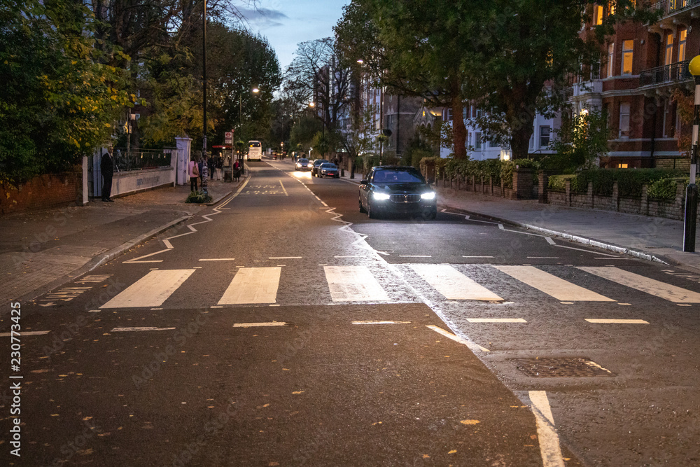 Obraz premium Abbey Road Zebra w nocy w Londynie