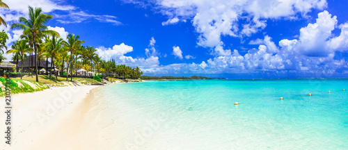 niesamowite tropikalne krajobrazy - białe plaże wyspy Mauritius
