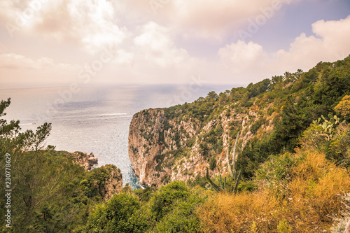 Sentiero die Fortini ist ein wunderschöner Wanderpfad mit einigen kleinen Festungsruinen, der sich an der Westküste der Insel Capri entlangschlängelt. photo