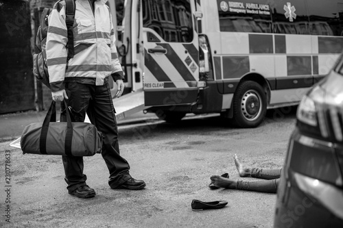 Canvas Print Male paramedic responding to a car accident