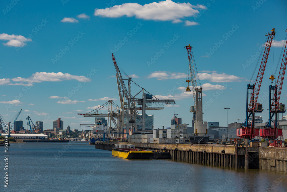 Hafenkräne mit Arbeitsschiff  im Hamburger Hafen