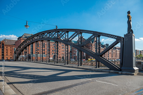 Stahlkonstruktion einer Rundbogenbrücke in der Speicherstadt Hamburg © sweasy
