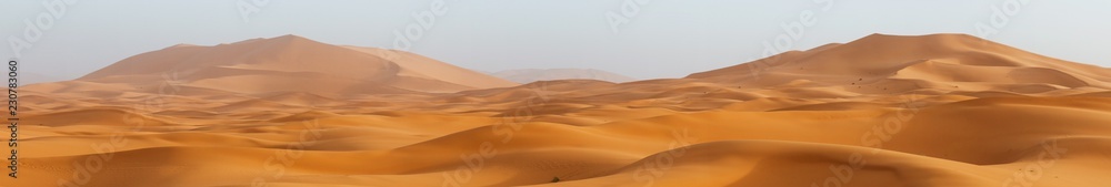 Fotografia Amazing panorama landscape showing Erg Chebbi sanddunes desert at the Western Sa