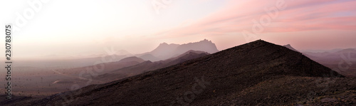 Foto Amazing pink panorama desert landscape at sunset at Tinghir Province near Alnif,