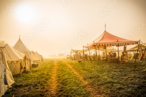 Mittelalterliches Lager im Morgennebel