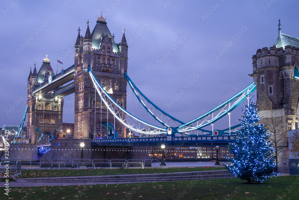 Obraz premium Boże Narodzenie na Tower Bridge w Londynie