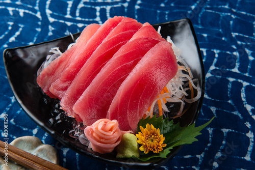 Cięcie plastra sashimi z tuńczyka.