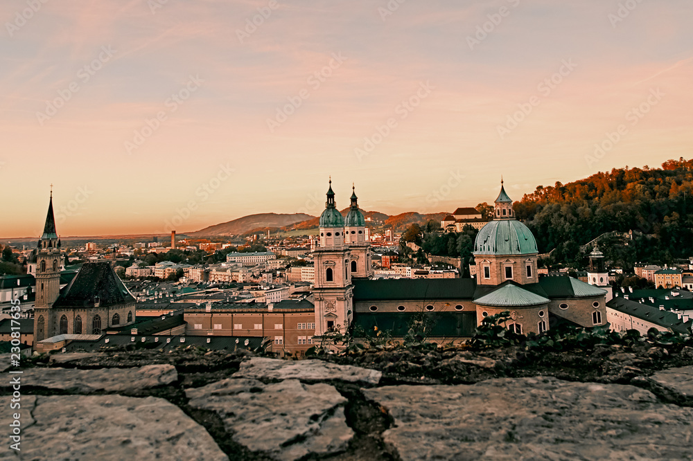 Obraz premium Beautiful sunset view of Salzburg Cathedral (Dom zu Salzburg) at Residenzplatz square in summer in Salzburg, Salzburger Land, Austria