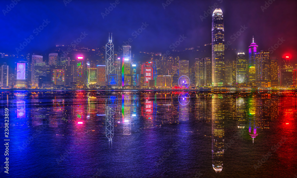 Fototapeta premium Panoramę wyspy Hongkongu z nabrzeża Tsim Sha Tsui w dzielnicy Kowloon z najsłynniejszymi budynkami w Hongkongu.