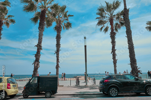 Foto People walk along the promenade in Barcelona