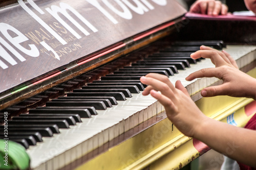 Obraz na plátně Dettail of a Piano in the street