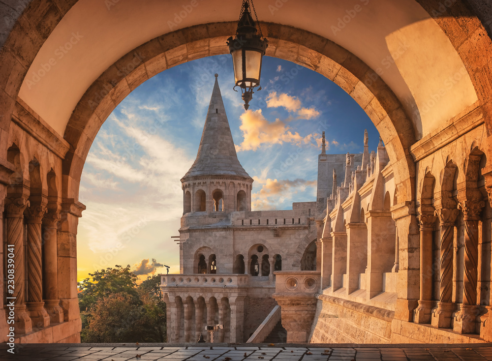 Obraz premium Sunrise viewed through the arches of the Fisherman's Bastion in Budapest, Hungary