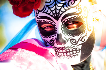 Keuken achterwand Carnaval Vrouw met doodshoofdmasker en papieren bloemen  © Moab Republic