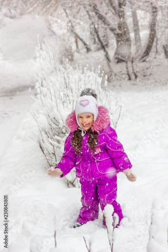 Little kid girl on snowy wi...