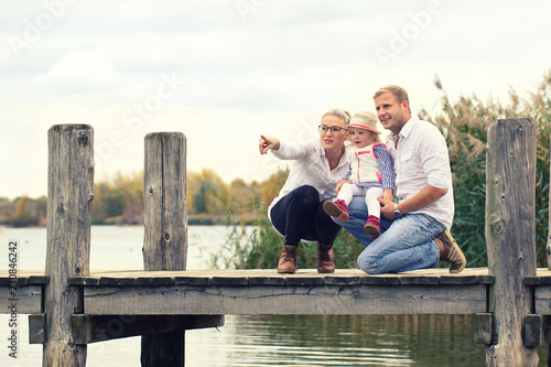 Zeit zusammen genießen - Familie am See