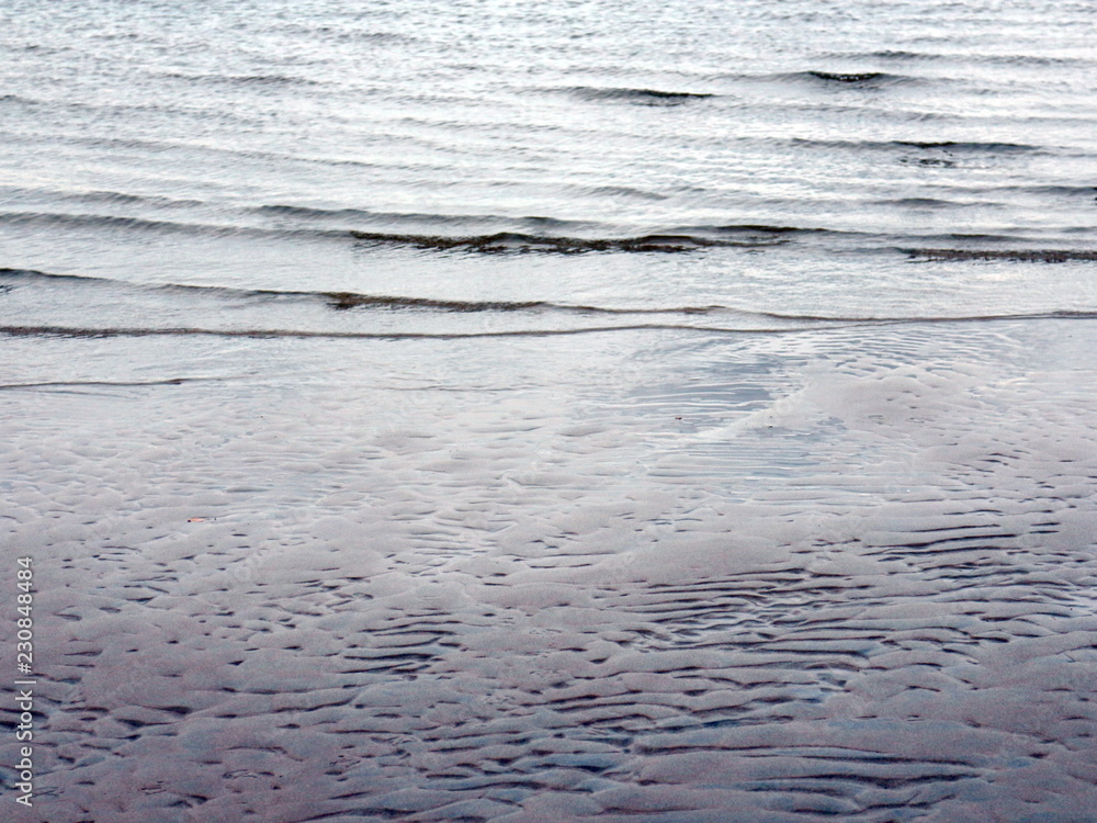 Obraz premium small waves in the surf