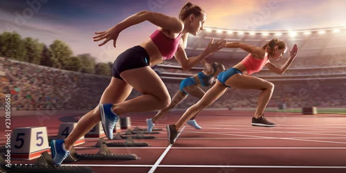 Obraz Sportowcy biegają sprintem. Trzy kobiety w strojach sportowych biegną na bieżni w profesjonalnym stadionie
