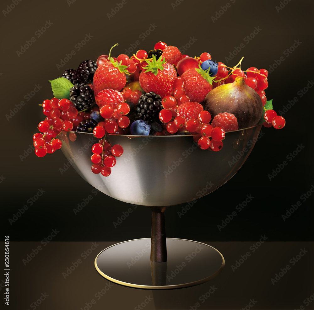Coup De Fruit Baie Framboise Aliment Frais Rouge Fraise Isole Figue Mur Sain Blanc Balles Dessert Ete Bonbon Stock Illustration Adobe Stock