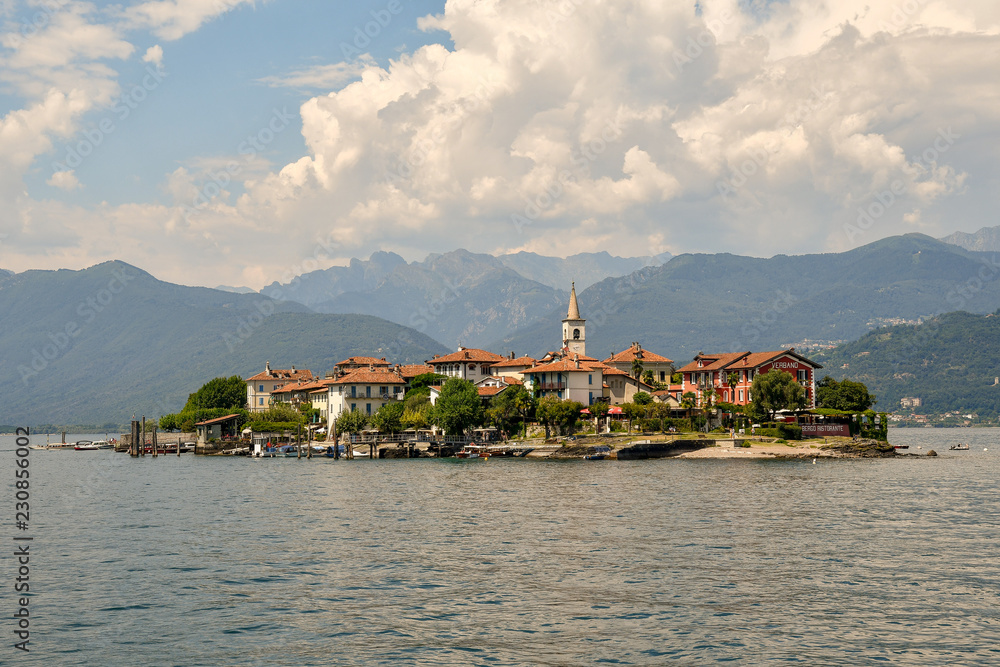 Veduta dal lago dell'Isola dei Pescatori con paesaggio montuoso sullo sfondo, Lago Maggiore, Piemonte, Italia 