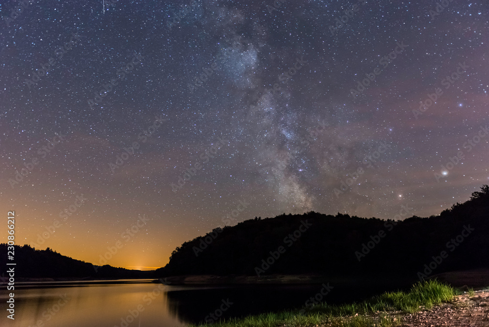 Fototapeta premium Droga Mleczna nad jeziorem Chaumeçon