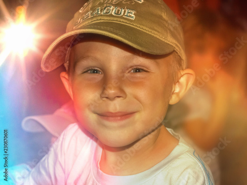 Fotografi Kleiner Junge hat Spaß in der Kinder Disco im Sommercamp