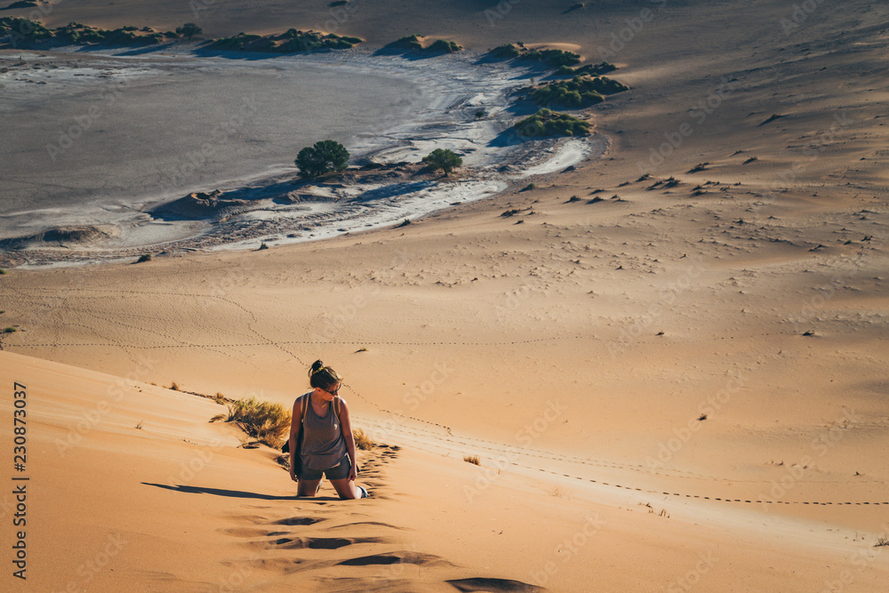 Φωτογραφία Jeune femme voyageuse dans le désert de Sossusvlei en Namibie