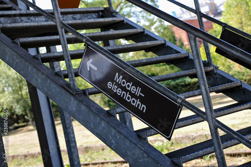 schild wegweiser treppe modelbahn modeleisenbahn austellung photo