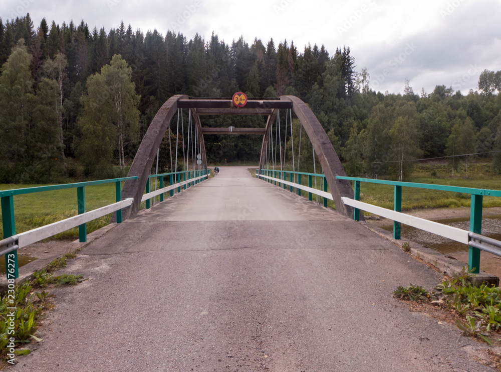 Brücke mit grünem Geländer über einem Fluss in Värmland Schweden