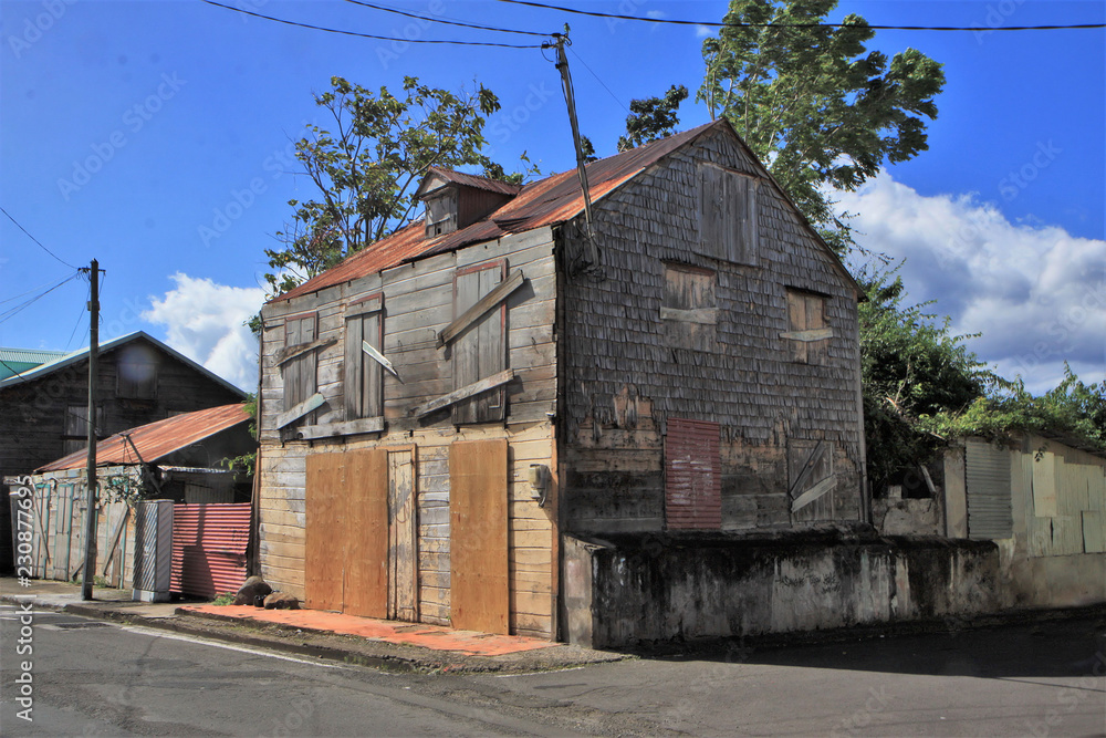 Obraz premium Guadeloupe, maison en taules et lambris à Pointe Noire