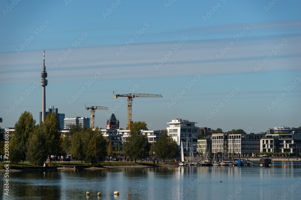 Dortmunder Phoeniy-See mit Fernsehturm und segelbooten