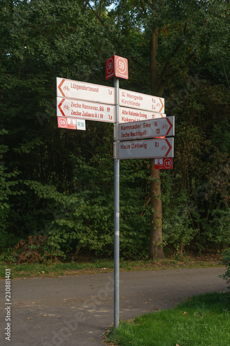 Radwegweiser in radwegenetz Ruhr in Dortmun Lütgendortmund am scchloss dellwig