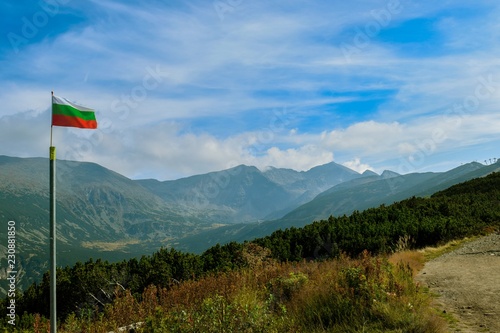 panorama górska Bułgarii z flaga