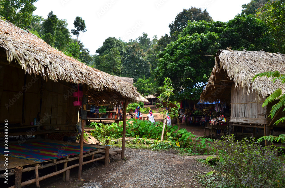 Maisons locales au village de Long Neck, Thaïlande du Nord Maisons locales au village de Long Neck, Thaïlande du Nord