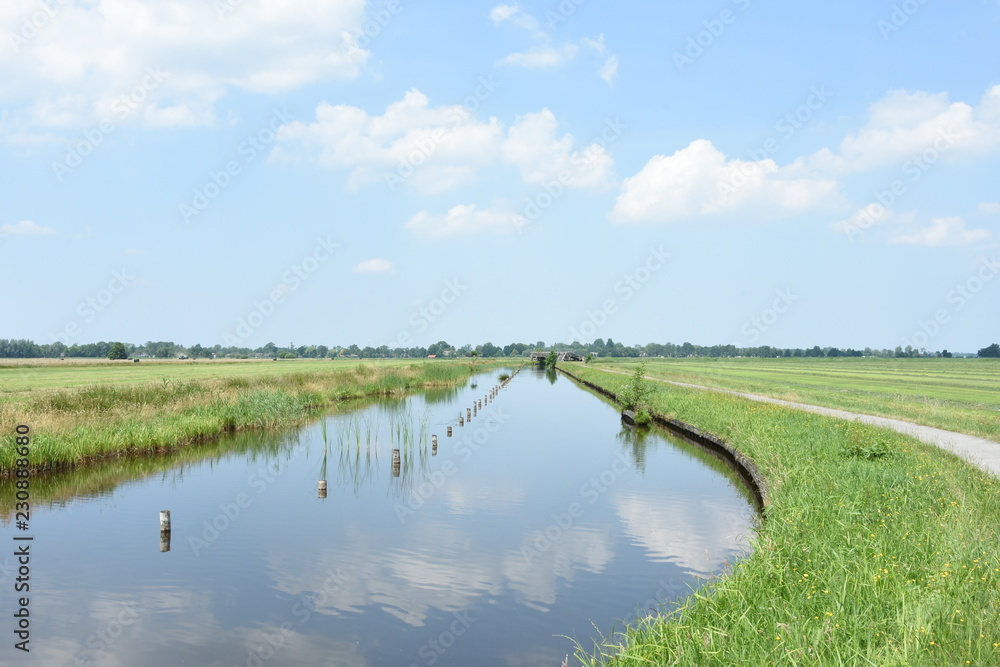 kanaal met in het midden palen voor afbakening vaargeul in de buurt van Giethoorn