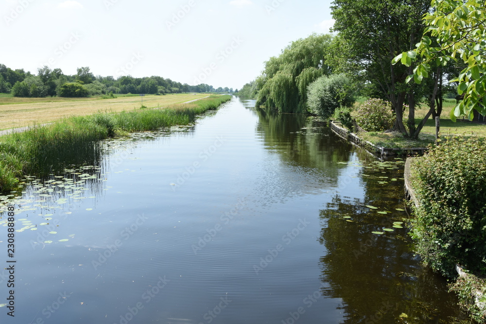beschoeid kanaal met fietspad aan weerszijden in de buurt van Giethoorn beschoeid kanaal met fietspad aan weerszijden in de buurt van Giethoorn