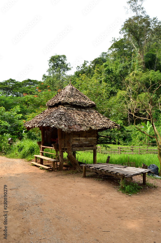 Maisons locales au village de Long Neck, Thaïlande du Nord Maisons locales au village de Long Neck, Thaïlande du Nord