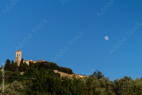 Mond über Montescudaio in der Toskana