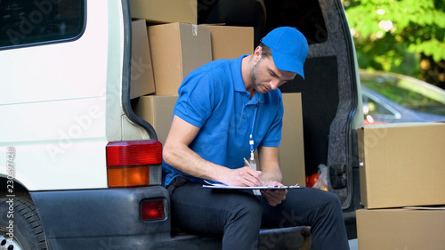 Obraz na plátně Delivery man stocktaking checklist with amount of parcels, part-time job service