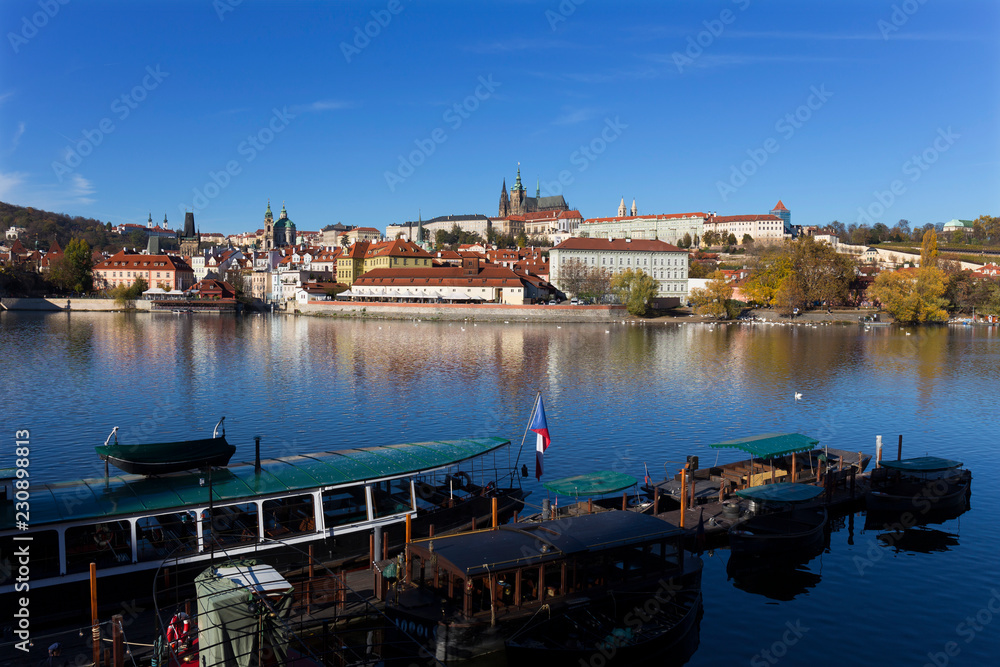Obraz premium Colorful autumn Prague gothic Castle with the Lesser Town above River Vltava in the sunny Day, Czech Republic