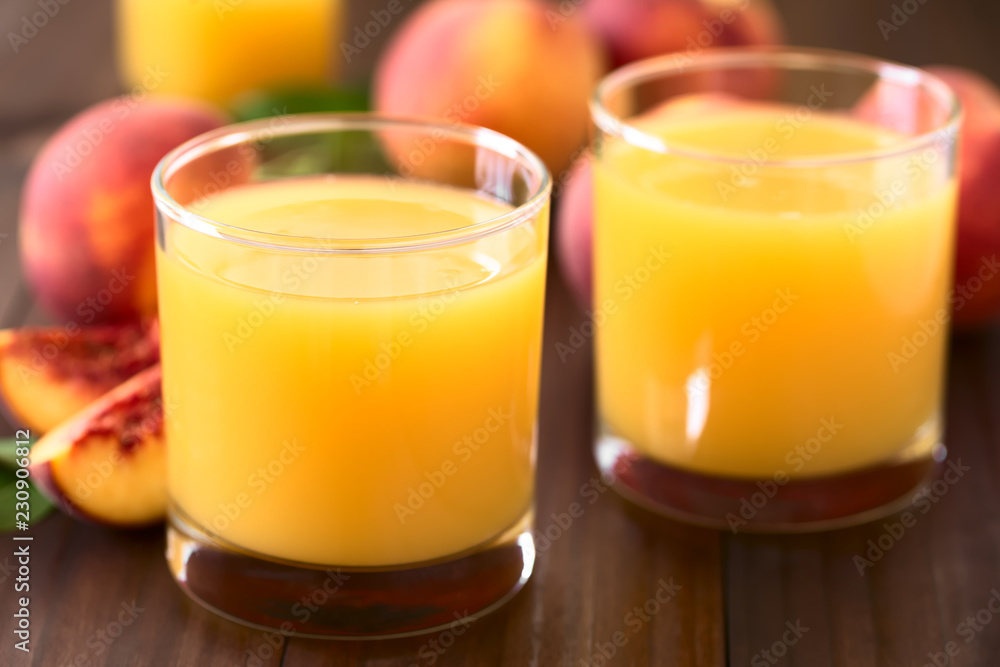 Pfirsichsaft in Gläser, mit frischen Pfirsichen im Hintergrund, fotografiert mit natürlichem Licht (Selektiver Fokus, Fokus auf die Vorderkante des linken Glasrandes) Pfirsichsaft in Gläser, mit frischen Pfirsichen im Hintergrund, fotografiert mit natürlichem Licht (Selektiver Fokus, Fokus auf die Vorderkante des linken Glasrandes)