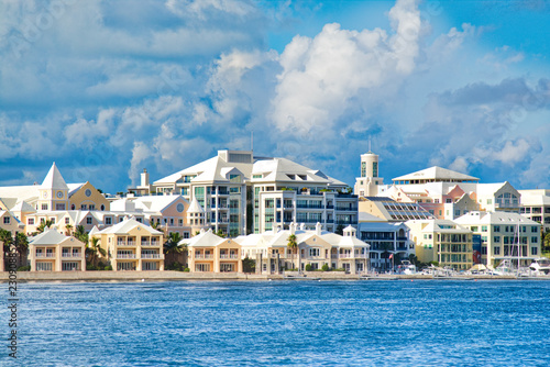 Fotografie Buildings line the shore of the island of Bermuda