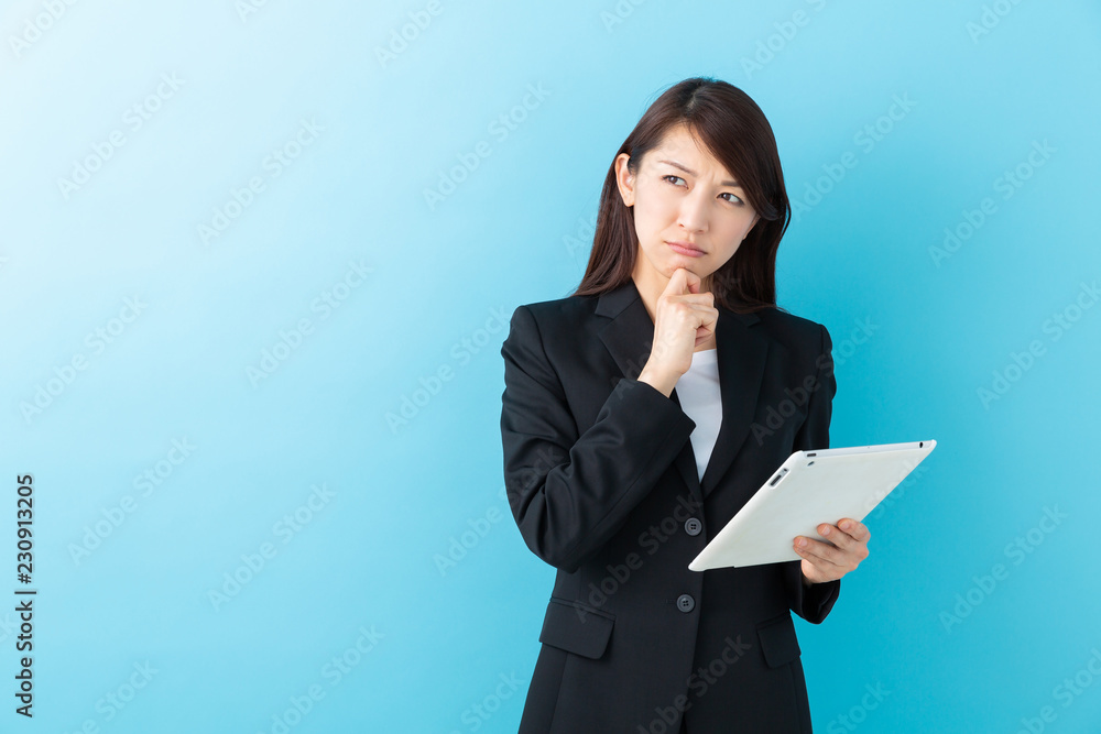 タブレットコンピューターを見る女性 ビジネス 考える タブレットコンピューターを見る女性 ビジネス 考える