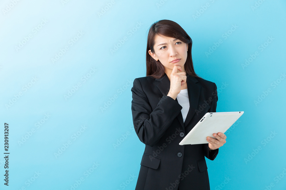 タブレットコンピューターを見る女性 ビジネス 考える タブレットコンピューターを見る女性 ビジネス 考える