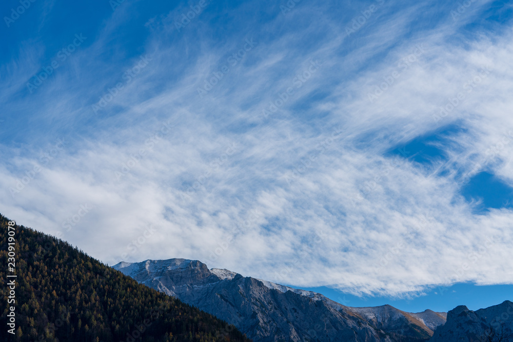 Gebirge mit bunten Bäumen im Spätherbst Gebirge mit bunten Bäumen im Spätherbst
